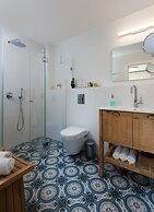 Contemporary & Texture-Rich Hideaway