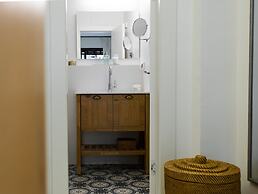 Contemporary & Texture-Rich Hideaway