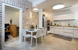 Contemporary & Texture-Rich Hideaway