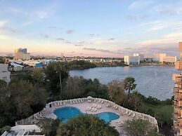Lake & Pool View 1 Mile From Universal