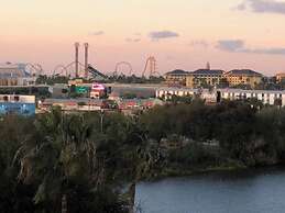 Lake & Pool View 1 Mile From Universal
