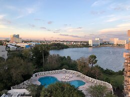 2701 · Luxury Lakefront Unit With Pool Views