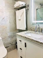 2701 · Luxury Lakefront Unit With Pool Views