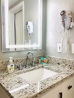 2701 · Luxury Lakefront Unit With Pool Views