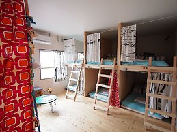 Cocoroom Guesthouse Cafe and Garden - Hostel