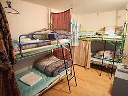 Cocoroom Guesthouse Cafe and Garden - Hostel