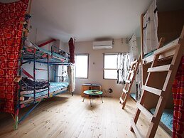 Cocoroom Guesthouse Cafe and Garden - Hostel