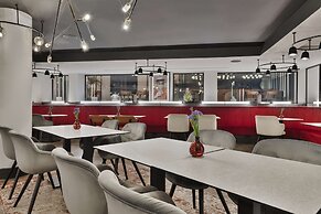 Radisson RED Hotel London Heathrow