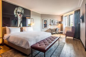 Radisson RED Hotel London Heathrow