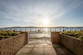 Tay Pearls - Marine Parade