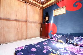 Segajih Central Stay and Education