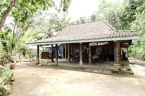 Segajih Central Stay and Education