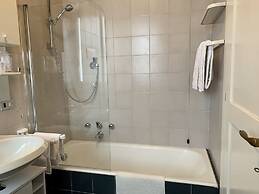 Mamma Ciccia Holiday Home - Front Lake Apartment, beach and swimming p