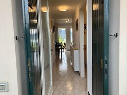 Mamma Ciccia Holiday Home - Front Lake Apartment, beach and swimming p