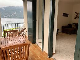 Mamma Ciccia Holiday Home - Front Lake Apartment, beach and swimming p