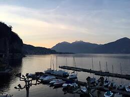 Mamma Ciccia Holiday Home - Front Lake Apartment, beach and swimming p