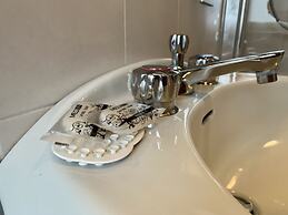 Mamma Ciccia Holiday Home - Front Lake Apartment, beach and swimming p