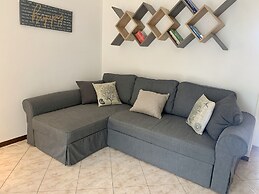 Mamma Ciccia Holiday Home - Front Lake Apartment, beach and swimming p