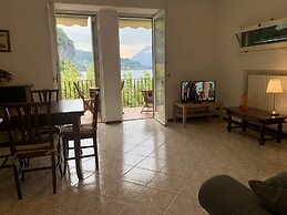 Mamma Ciccia Holiday Home - Front Lake Apartment, beach and swimming p