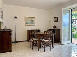 Mamma Ciccia Holiday Home - Front Lake Apartment, beach and swimming p