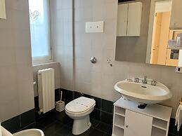 Mamma Ciccia Holiday Home - Front Lake Apartment, beach and swimming p