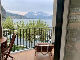 Mamma Ciccia Holiday Home - Front Lake Apartment, beach and swimming p