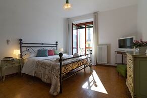 Mamma Ciccia Holiday Home - Lake Front Apartment