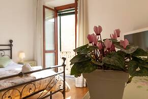 Mamma Ciccia Holiday Home - Lake Front Apartment