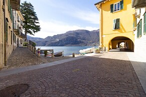 Mamma Ciccia Holiday Home - Lake Front Apartment