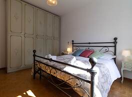 Mamma Ciccia Holiday Home - Lake Front Apartment
