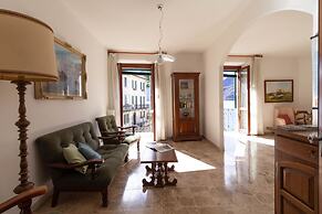 Mamma Ciccia Holiday Home - Lake Front Apartment