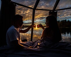 SnowLounge AuroraHut GlasIgloos IceHotel