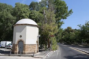 The Bridge-House Apartment