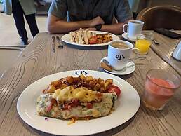 Discovery Courts Hotel