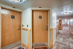 Spacious Remodel, 4br, Minutes To Conf Center & Slopes! 4 Bedroom Cond