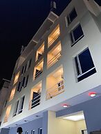 Posh Hotel And Suites
