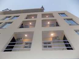Posh Hotel And Suites