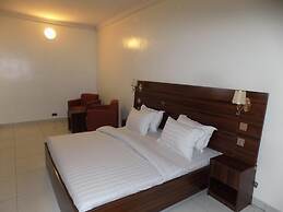 Posh Hotel And Suites