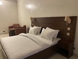 Posh Hotel And Suites