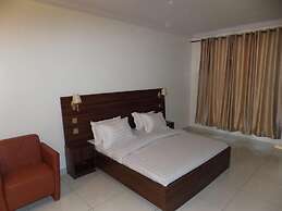 Posh Hotel And Suites