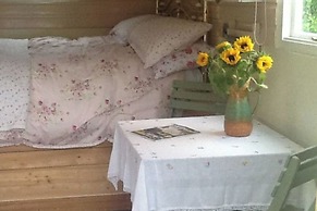 1bed Cabin Sleeps 2- Parking,fireplace,garden,pets
