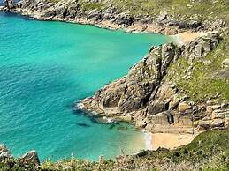 Cosy Shepherds Hut nr Kynance Cove