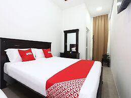 Super OYO 89678 Ady Hotel