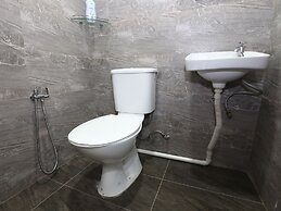 Super OYO 89678 Ady Hotel