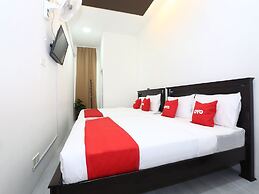 Super OYO 89678 Ady Hotel