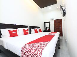 Super OYO 89678 Ady Hotel