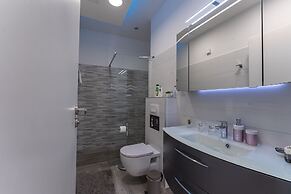 Sky & Sun Luxury Rooms