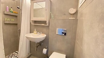 Breeze One Bedroom Apartment by BluPine