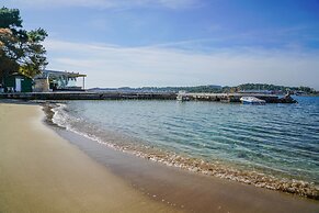 Breeze One Bedroom Apartment by BluPine