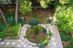 Breeze One Bedroom Apartment by BluPine